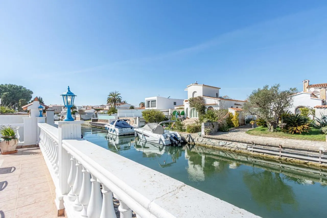 Apart-Rent Villa Creus 0038 Empuriabrava 0*,  Španělsko